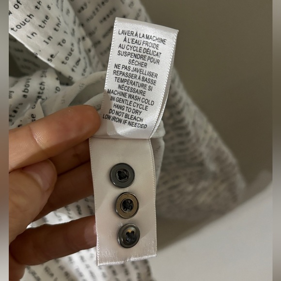 ✨2/$25✨ Typewriter Script Blouse - Picture 5 of 6